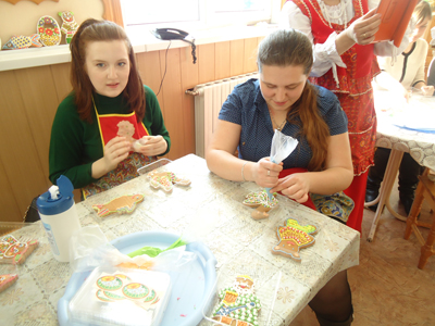 Ребекка Рул проходит мастер-класс по росписи Муромских пряников