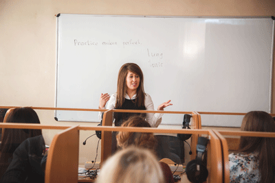 Лорен Вест делает первые шаги в преподавании английского языка и культуры