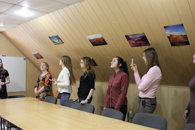 Студенты группы ИЯ-114 изучают американскую культуру во время посещения Американского дома в г. Владимире