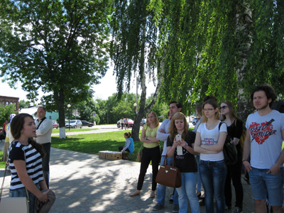 Студенты МИ ВлГУ показывают свой город гостям из Американского дома г. Владимира